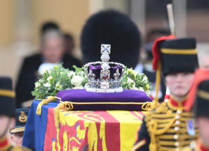 Rainha Elizabeth II será sepultada nesta segunda-feira (19) em Londres; Cerimônia é transmitida ao vivo para o mundo