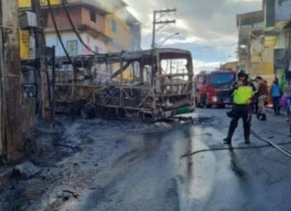 Homens armados incendeiam ônibus do transporte coletivo em Salvador