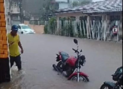 Chuva forte deixa ruas e casas alagadas em cidades da RMS