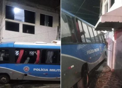 Ônibus da PM invade casas e atinge veículos após problema técnico